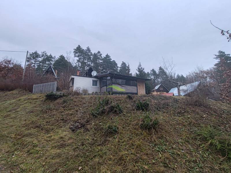 Hegyoldalon fekvő ház, természet által körülvéve a Fő utcán, Újkelcsén.