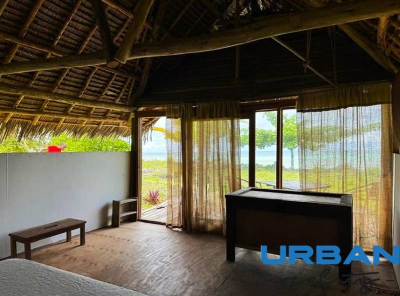 Belső tér kilátással a természetre, Kereskedelmi telkek, fa dekorációjú padló.