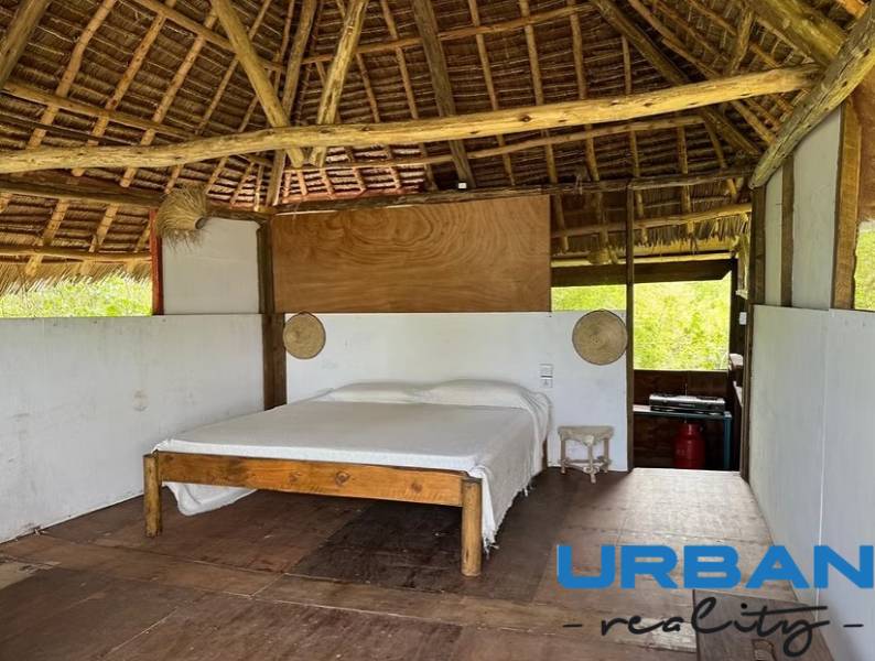 Fa ágy fahatású padlóval rendelkező házikóban kereskedelmi célú ingatlanokhoz.