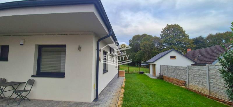 Családi ház Studienkán terasszal, kerti bútorokkal és rendezett kerttel.