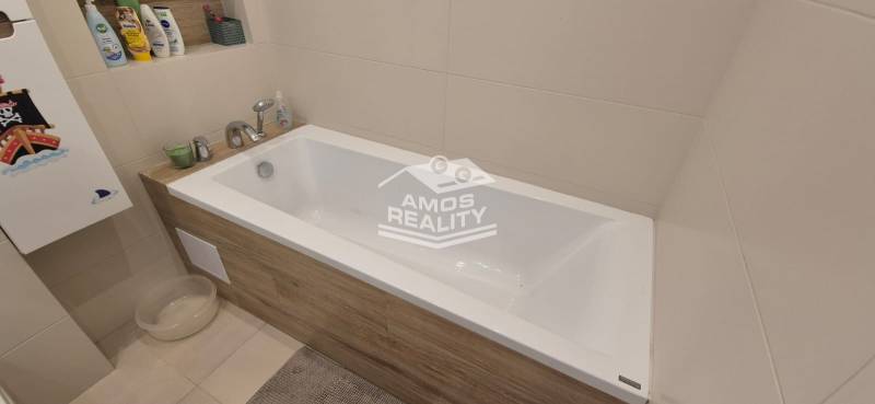 Fürdőszoba fa dekorral burkolt káddal egy családi házban.