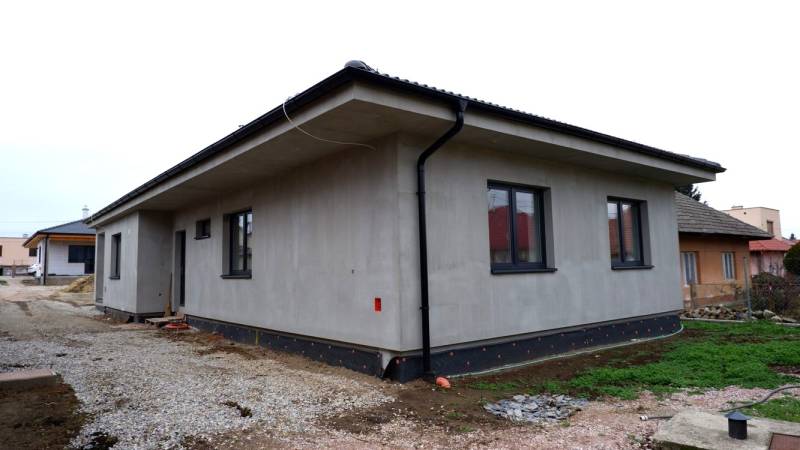 Családi ház Radaván egyszerű homlokzattal és ferde tetővel építés alatt.