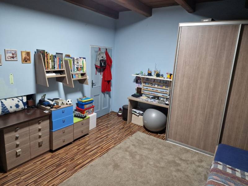 Gyerekszoba egy családi házban, fa dekorációval és bútorokkal.