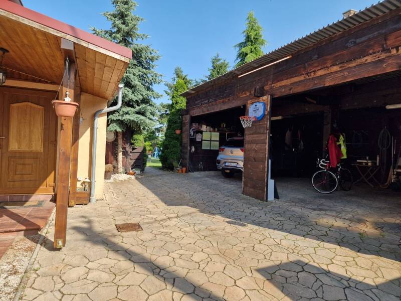 Családi ház Vámosladányban fedett beállóval, garázzsal és rendezett udvarral.