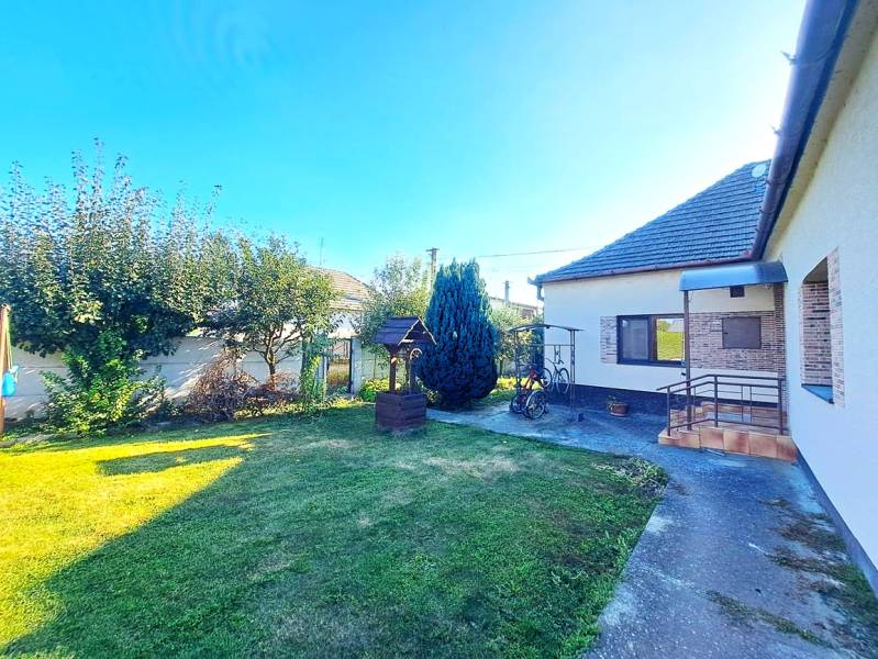 Családi ház Nededen rendezett kerttel, gyepesítéssel és a ház melletti pavilonnal.