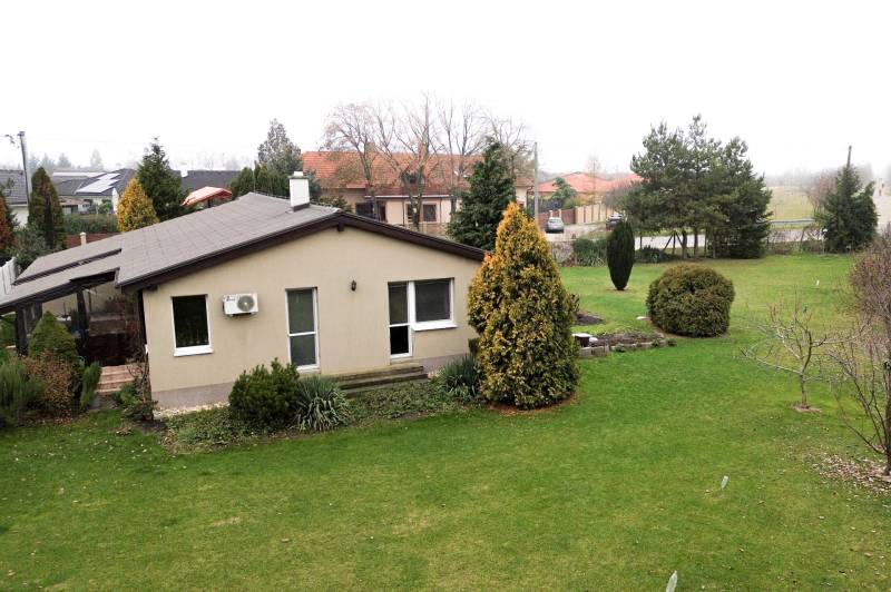 Családi ház a Kvetoslavov Hlavná utcáján, tágas kerttel és rendezett telekkel.