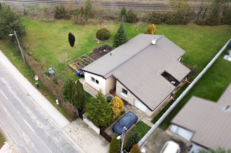 Családi ház Kvetoslavovban, a Fő utcán, tágas kerttel és garázzsal.