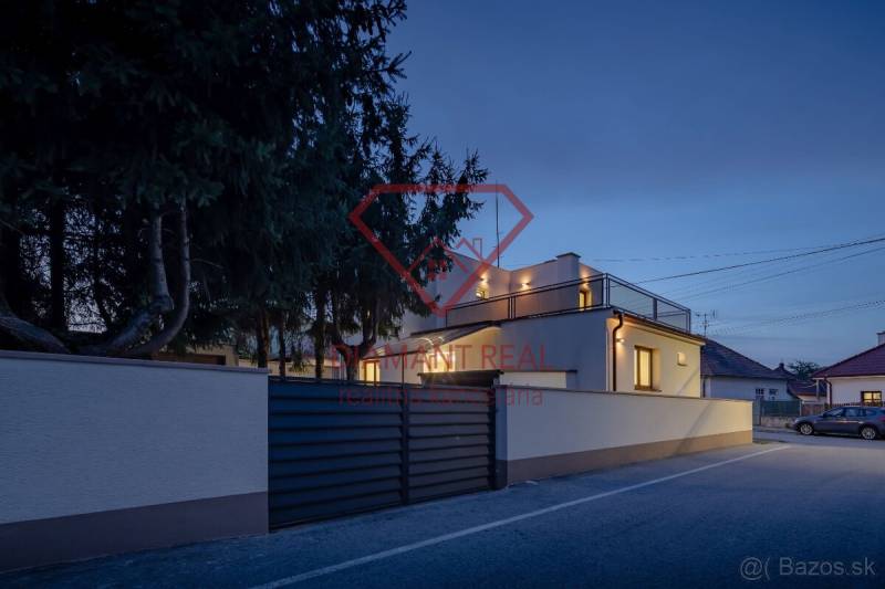 Családi ház a Trnovecká utcában, Trnovec nad Váhom esti kivilágításban.