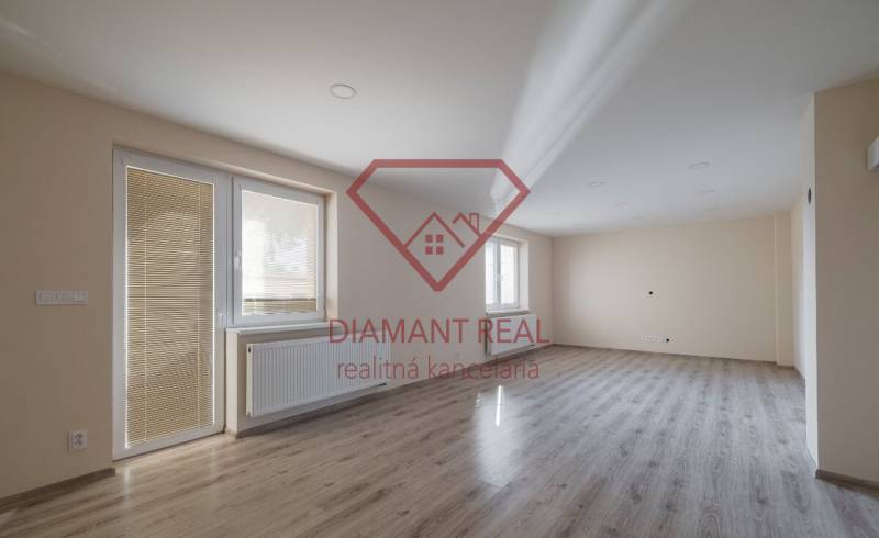 Világos szoba fa mintázatú padlóval egy családi házban, üres és készen áll.