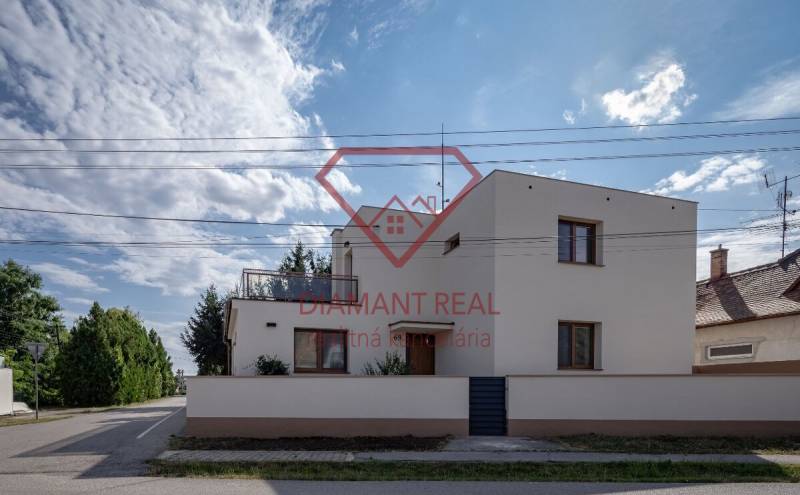 Családi ház a Trnovecká utcában, Trnovec nad Váhom, tiszta égbolttal.