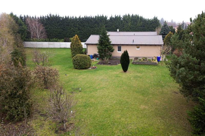 Családi ház a Fő utcán Kvetoslavovban, nagy kerttel és fenyőfákkal körülvéve.