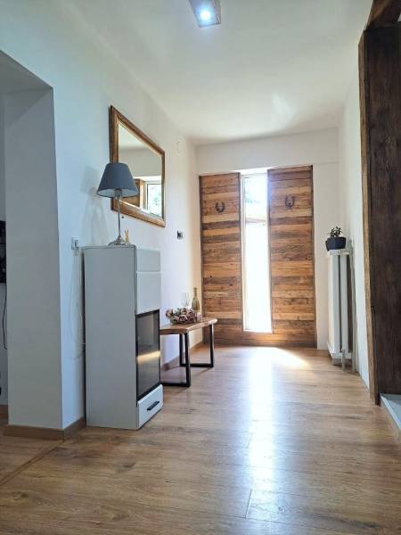 Belső tér fa bejárati ajtóval és fa dekorációjú padlóval egy családi házban.