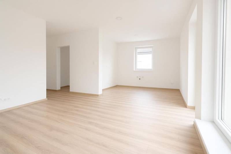 Családi ház fehér belső térrel, fa mintázatú padlóval és nagy ablakkal.