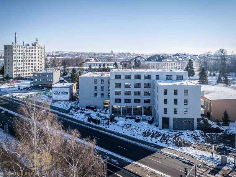 Téli panoráma Poprádról épületekkel a havas utcán.