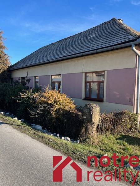 Családi ház Tomášovcén hagyományos tetővel és egyszerű homlokzati dizájnnal.