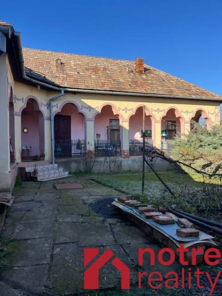 Családi ház Tomášovcén terasszal és díszített homlokzattal.