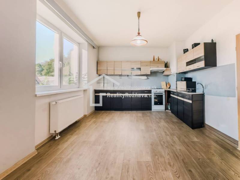 Konyha családi házban, fa dekoros padlóval és nagy ablakkal.