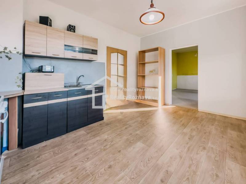 Konyha családi házban fa dekoros padlóval és világos belső térrel.