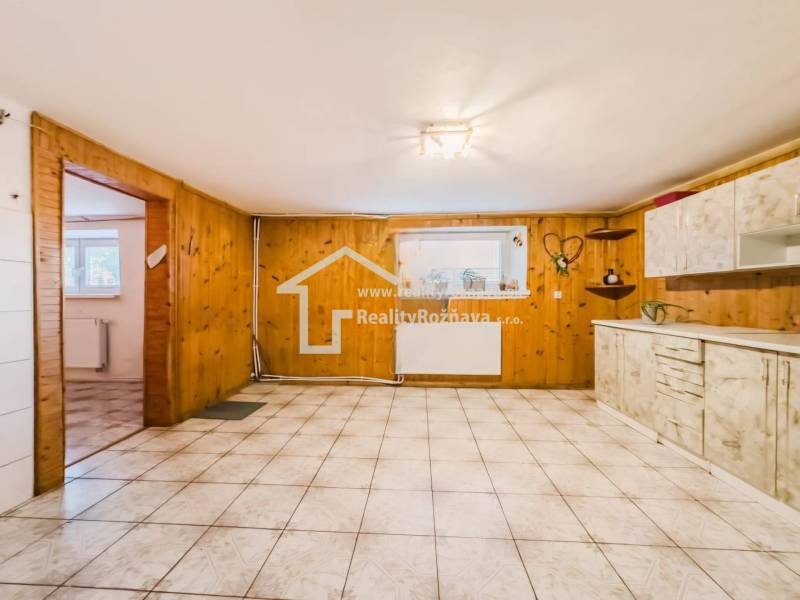 Konyha családi házban fa dekorációval és kerámia padlóval.