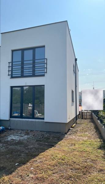 Családi ház a Zvončín utcában, Zvončínban, füves területtel az épület előtt.