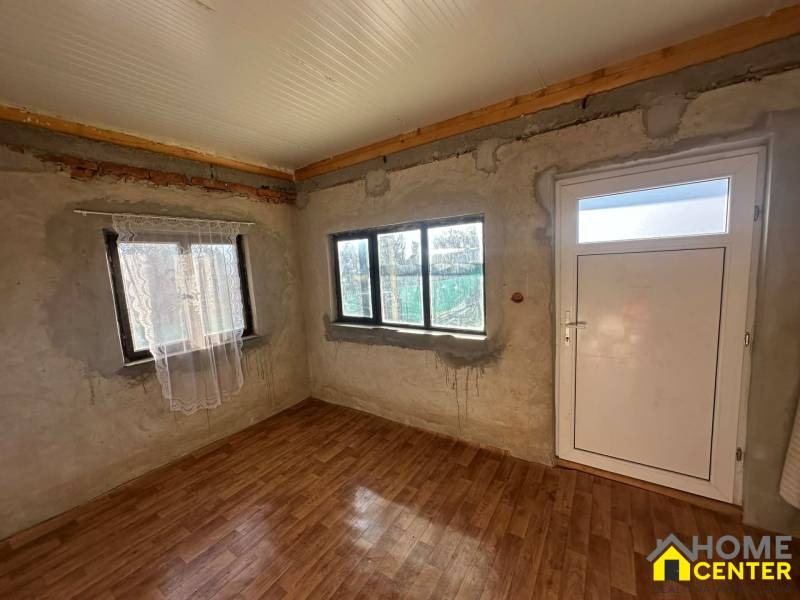 Belső tér fa dekoratív padlóval és fehér ajtókkal a Kertek részén.