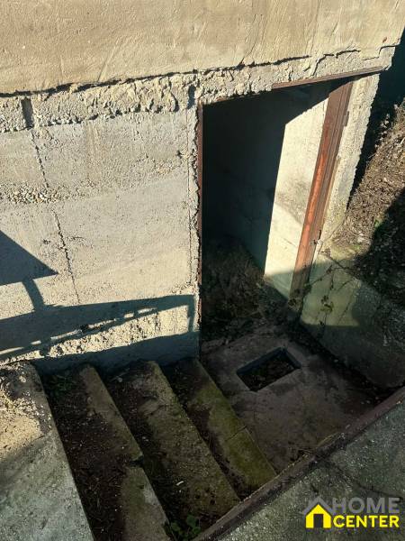 Lépcső a pincébe az Újtelepen, Komárom kertvárosában.