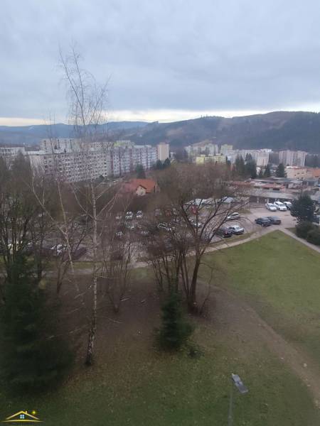 Kilátás a magasból a csacai lakótelepre, amely alkalmas egy 3 szobás lakás számára.