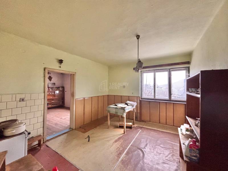 Családi ház belső tere bútorokkal, ablakkal és fa dekorációjú padlóval.