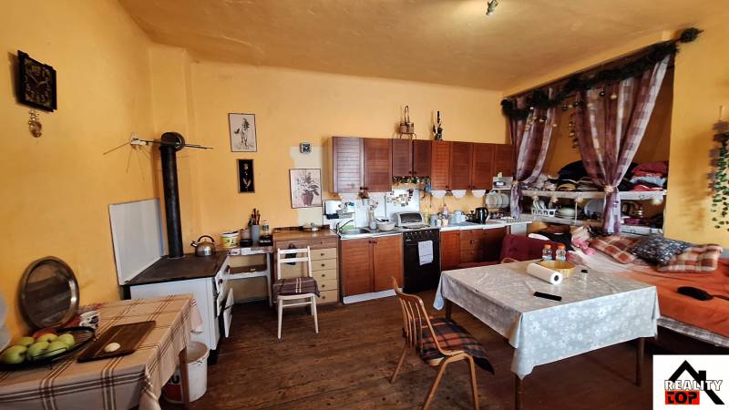 Konyha fa dekorációval, rusztikus szekrényekkel és díszítésekkel egy családi házban.