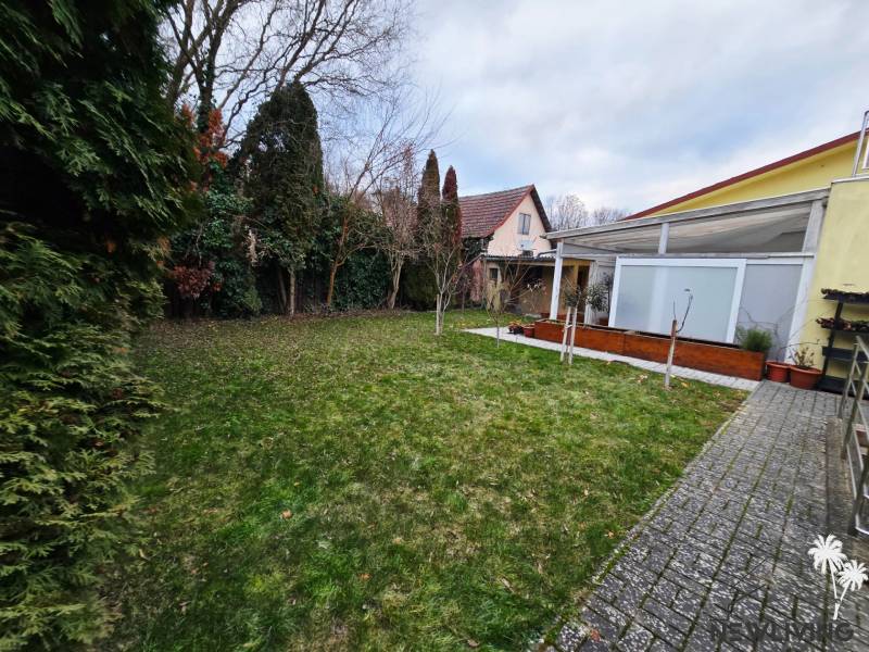 Kert a Lesná utcai ház mellett Bankán, gyep és terasz.