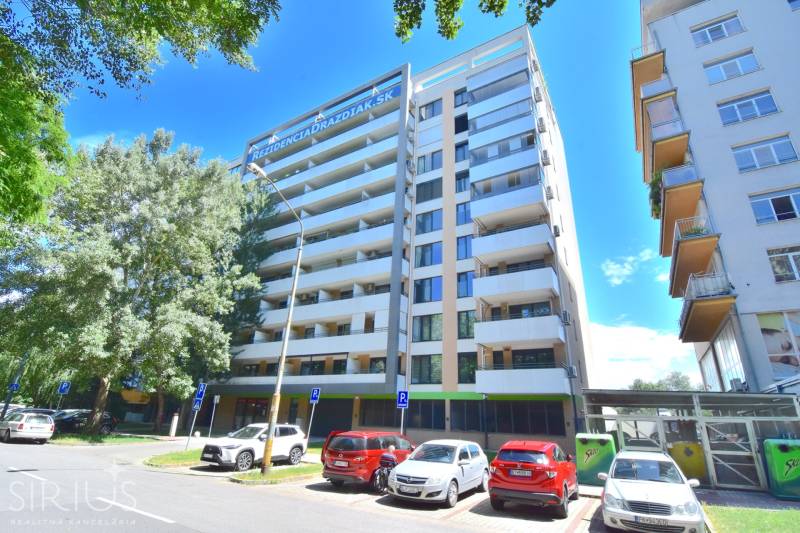 Lakóház az Antolska utca közelében, Pozsony - Petržalka, parkolóval és fákkal a környéken.