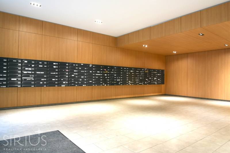 Fából készült dekorral borított falak, postaládák, burkolat, 2 szobás lakás belső tere.