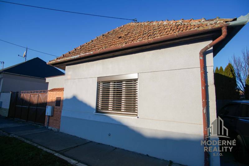 Családi ház a Pod kopcom utcában Érsekújváron redőnyökkel és ferde tetővel.