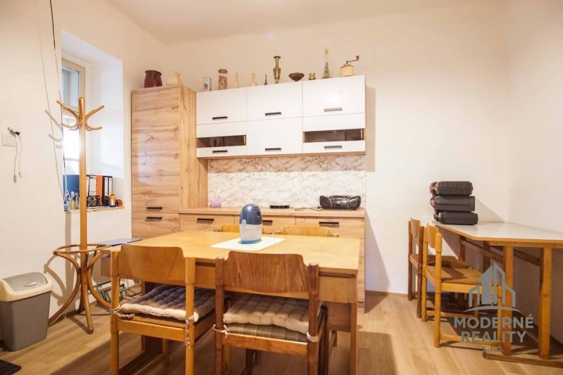 Ebédlő fa bútorokkal, fa dekorációs padlóval családi házban.