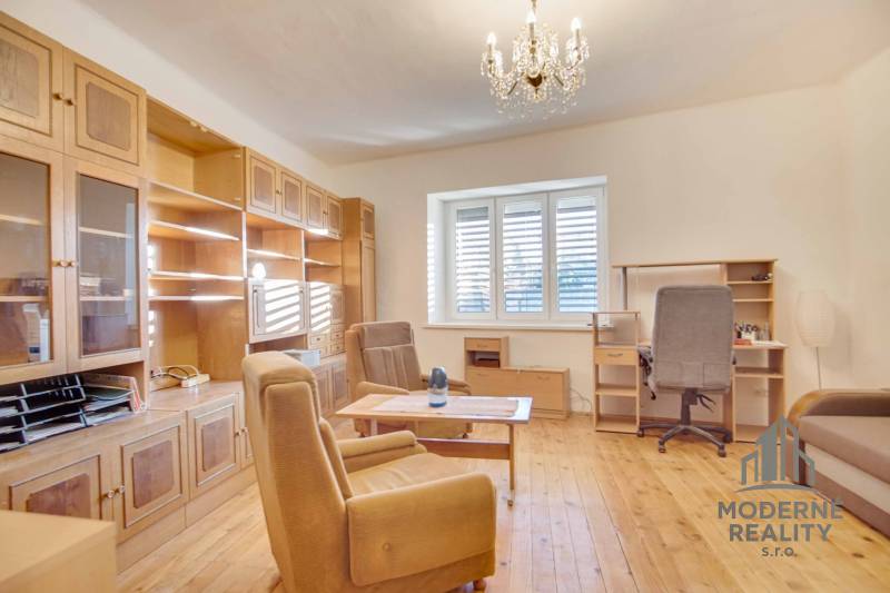 Nappali fa bútorokkal, fa mintás padlóval, csillárral.