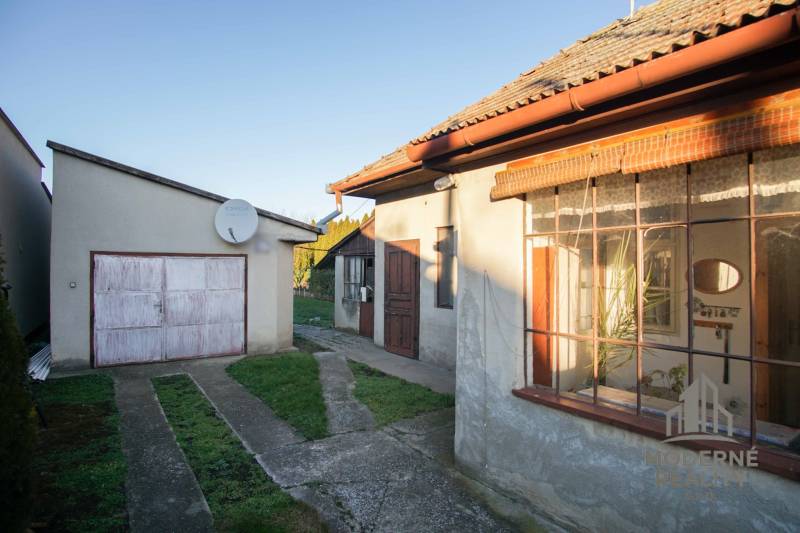 Családi ház a Pod kopcom utcában Érsekújváron garázzsal és műholdantennával.