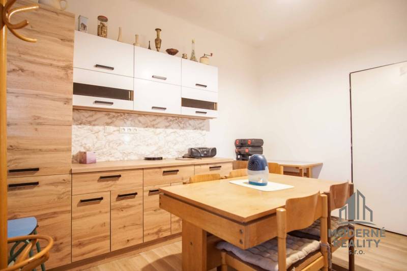 Konyha családi házban fa bútorokkal és fa dekorációjú padlóval.