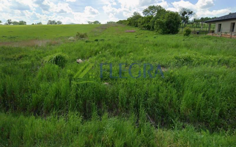 Telkek - lakóövezet a Lomnická utcán Vranov nad Topľou-ban, zöld fű és nyitott tér.