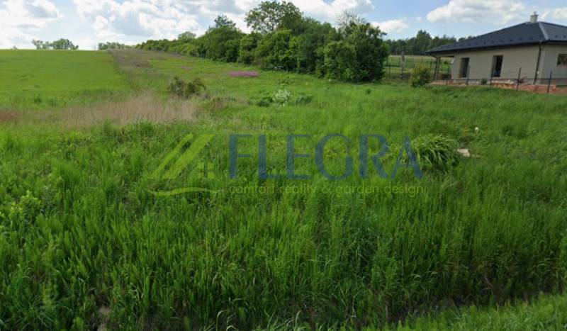 Építési telek a Lomnická utcában, Vranov nad Topľou városában, növényzettel borítva.