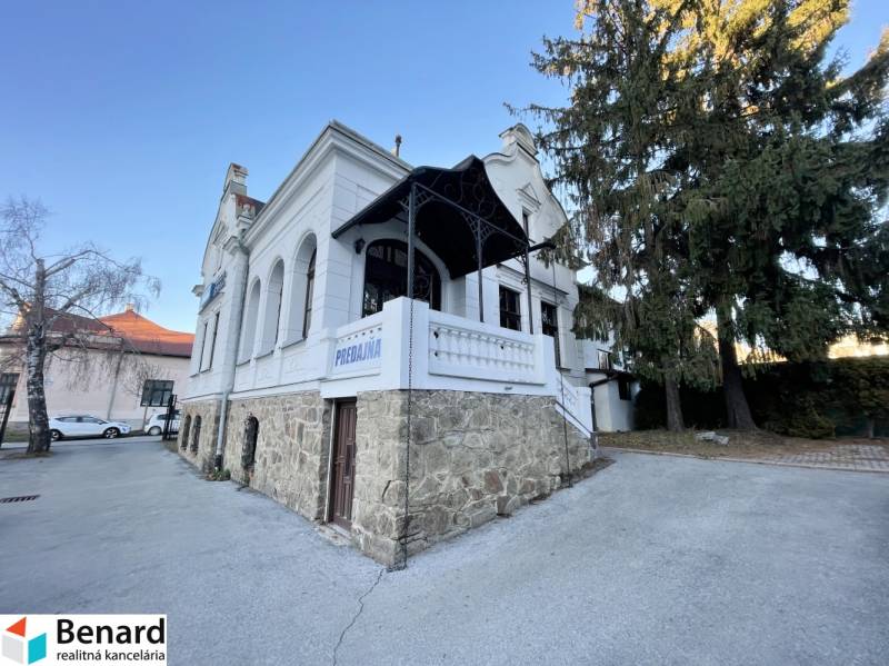 Az épület a Vajanského utcában, Eperjesen, elegáns kőalappal és fehér homlokzattal rendelkezik.