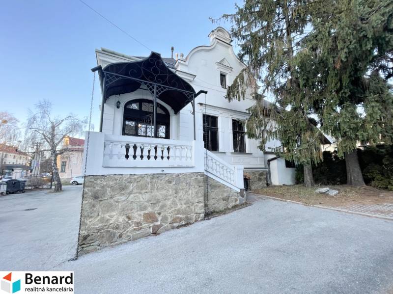 Az épület a Vajanského utcában, Eperjesen, kőteraszos és fákkal.