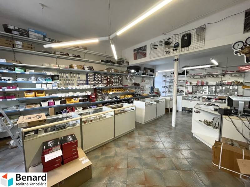 Az épület belső tere alkatrészekkel, polcokkal és kiállított árukkal.