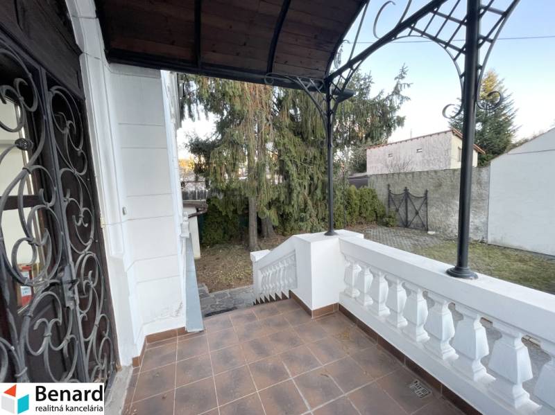 Erkély a Vajanského utcai épületnél Eperjesen, kilátással a kertre.