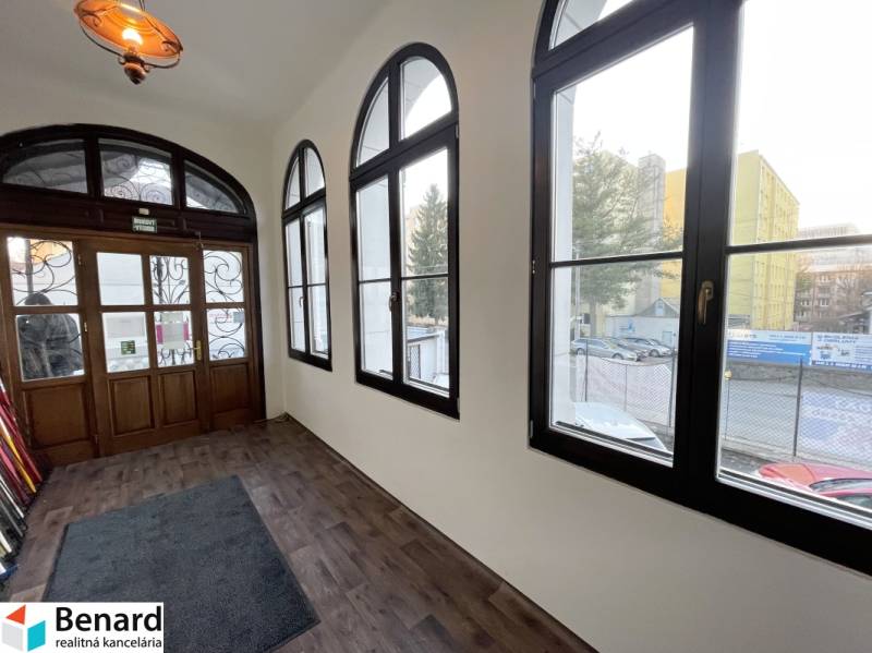 Épület fa dekorációs padlóval és nagy ablakokkal a Vajanského utcában, Eperjesen.