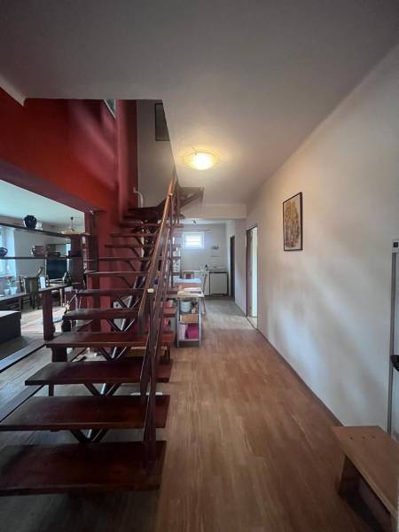 Családi ház belső tere fa lépcsőkkel és fa dekorációjú padlóval.