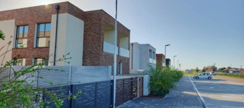 Modern lakóházak Diakovcén saját parkolóval és rendezett zöldterülettel.