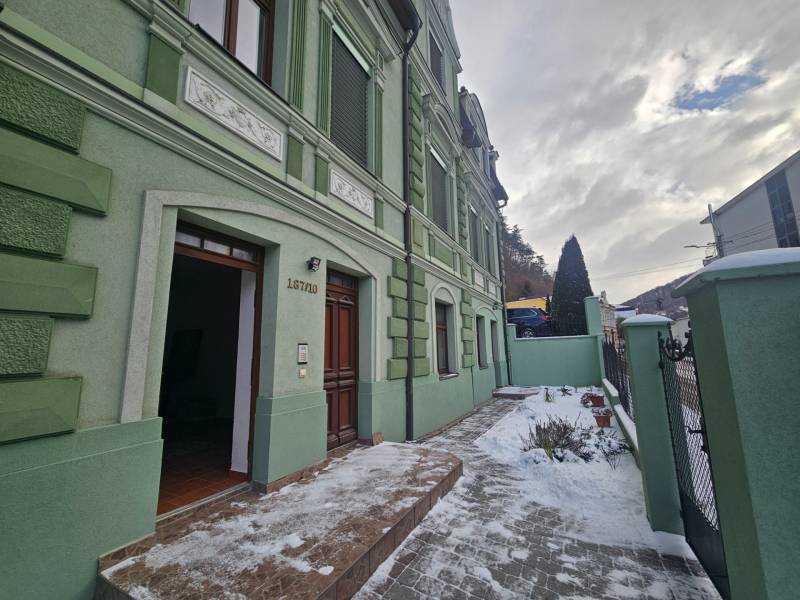 Havas bejárat egy háromszobás lakáshoz a Šrobárova utcában, Trenčianske Teplice-ben.