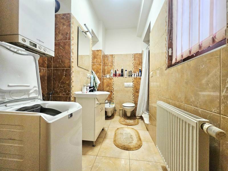 3 szobás lakás fürdőszobával, mosógéppel, káddal és ablakkal, dekoratív falburkolatokkal.