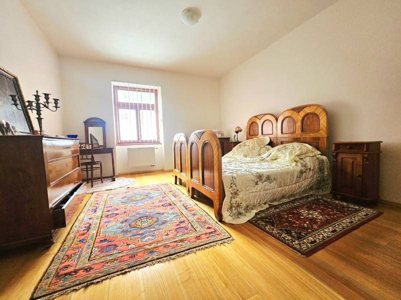 Hálószoba fa bútorokkal és dekorációval, szőnyeg, 3 szobás lakás, fa dekoros padló.