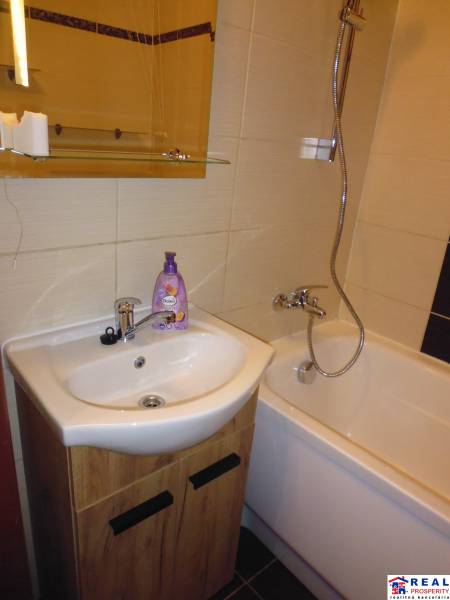 Fürdőszoba káddal és mosdóval egy kétszobás lakásban.